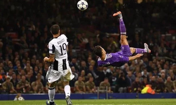 Cú đá chổng ngược mang về bàn thắng của Ronaldo 